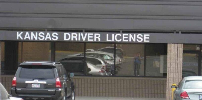 Deux hommes transgenres poursuivent le gouvernement du Kansas pour une loi annulant le permis de conduire