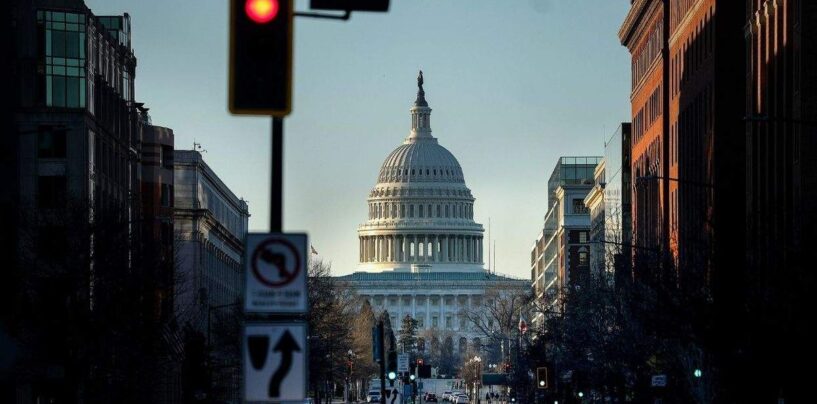 Pete Buttigieg et Robert Garcia se joignent au chœur des dirigeants condamnant la « guerre de choix » de Donald Trump avec l'Iran