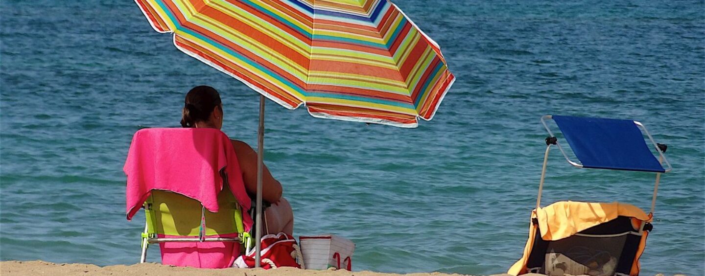 Cauchemar absolu sur la plage : une mère de famille et ses enfants emportés par une vague mystérieuse