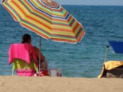Cauchemar absolu sur la plage : une mère de famille et ses enfants emportés par une vague mystérieuse