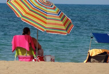 Cauchemar absolu sur la plage : une mère de famille et ses enfants emportés par une vague mystérieuse