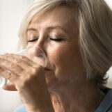 Stress : une nouvelle étude choc révèle la déshydratation silencieuse qui fait flamber votre cortisol à votre insu