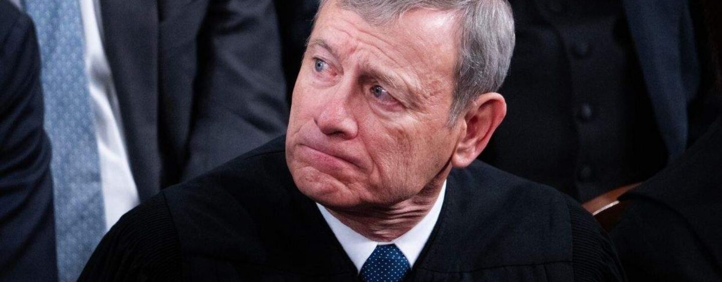 Les juges conservateurs de la Cour suprême freinent les efforts de la Californie pour protéger les étudiants transgenres des sorties forcées