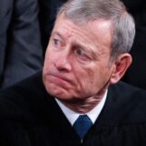 Les juges conservateurs de la Cour suprême freinent les efforts de la Californie pour protéger les étudiants transgenres des sorties forcées