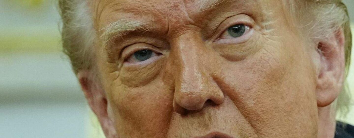 Donald Trump accepte l'invitation au dîner des correspondants, se déclarant « l'un des plus grands présidents »