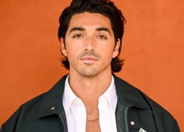 Taylor Zakhar Perez porte des slips blancs moulants dans un nouveau magazine sexy