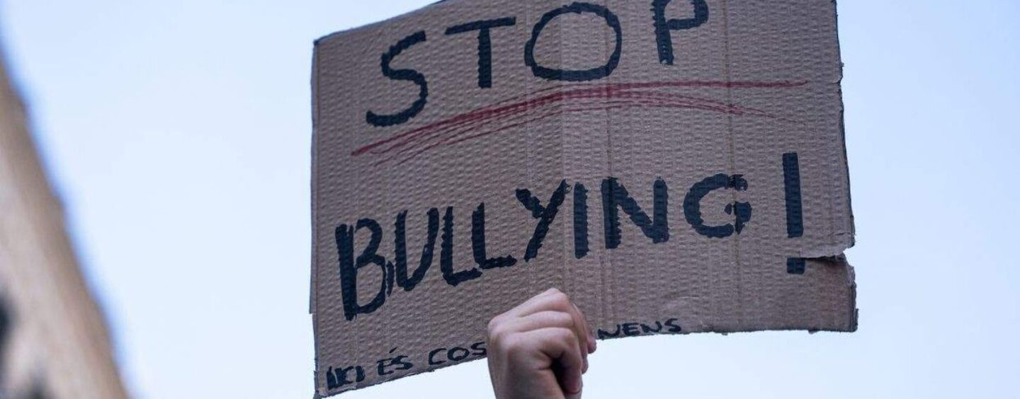 Un étudiant non binaire poursuit le district scolaire du Michigan pour avoir prétendument ignoré des années d'intimidation signalée