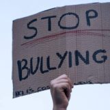 Un étudiant non binaire poursuit le district scolaire du Michigan pour avoir prétendument ignoré des années d'intimidation signalée