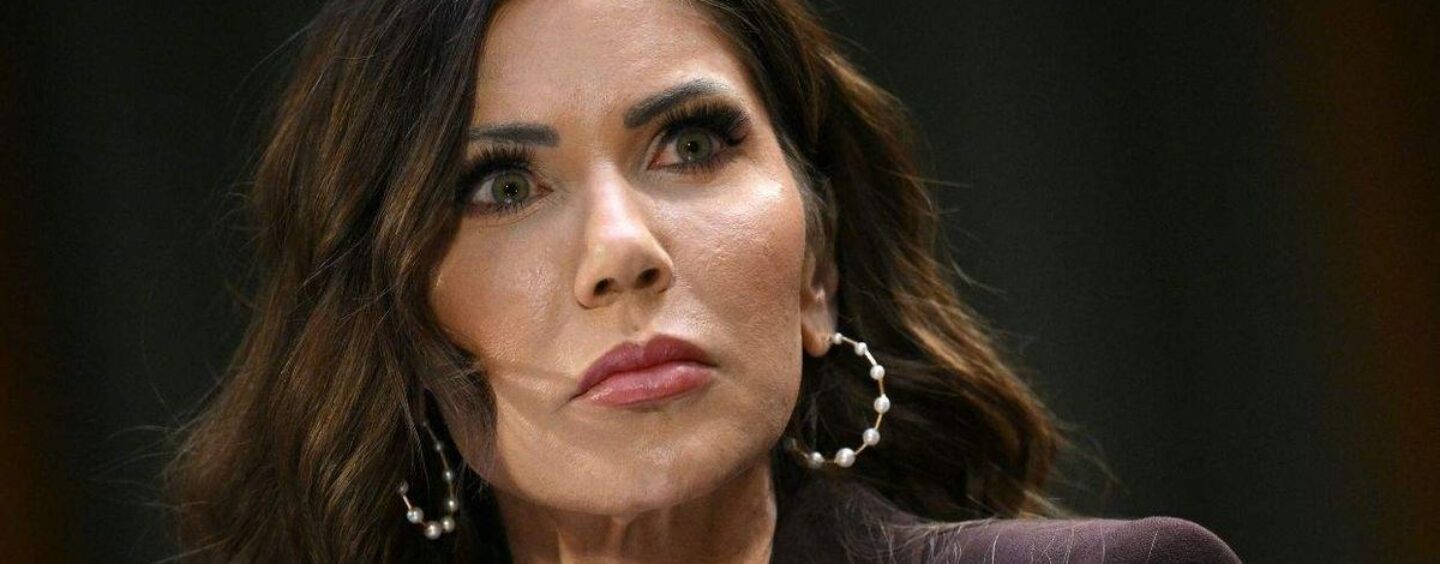 Le député de surveillance de la Chambre, Robert Garcia, célèbre le licenciement de Kristi Noem : « Maintenant, nous n'avons plus besoin de la destituer »