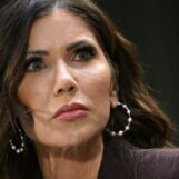 Le député de surveillance de la Chambre, Robert Garcia, célèbre le licenciement de Kristi Noem : « Maintenant, nous n'avons plus besoin de la destituer »