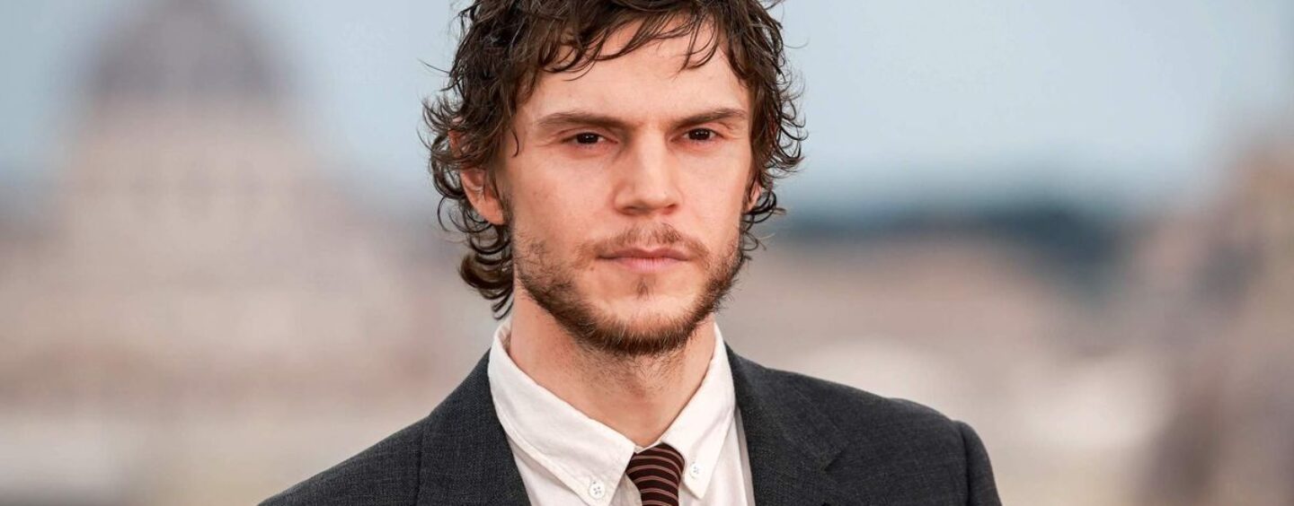 Evan Peters porte des slips noirs moulants dans les scènes virales de The Beauty