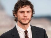 Evan Peters porte des slips noirs moulants dans les scènes virales de The Beauty