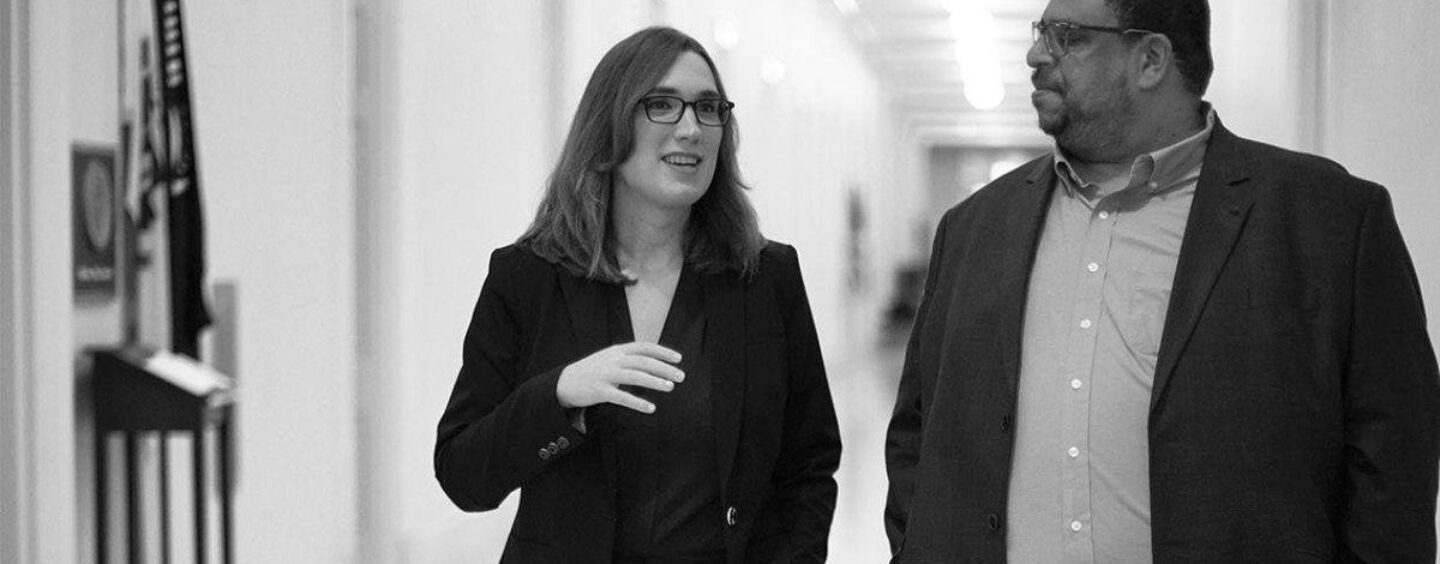 Christopher Wiggins remporte le prix GLAAD pour son article de couverture sur Sarah McBride