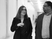 Christopher Wiggins remporte le prix GLAAD pour son article de couverture sur Sarah McBride