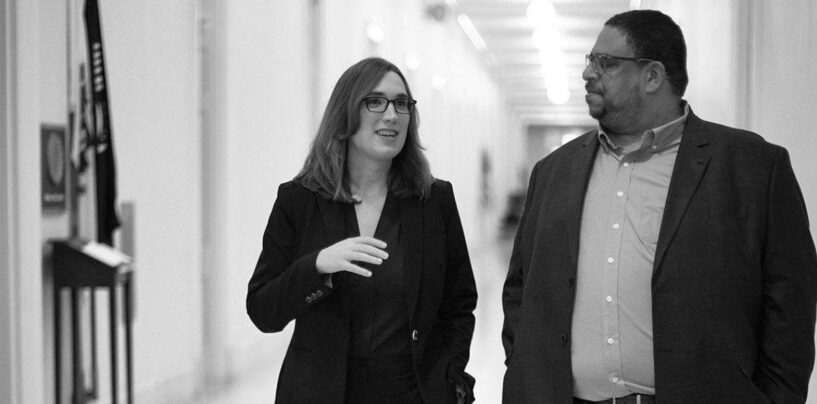 Christopher Wiggins remporte le prix GLAAD pour son article de couverture sur Sarah McBride