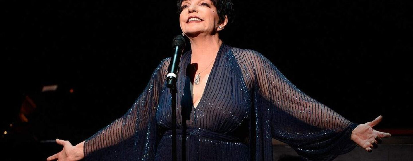Liza Minnelli, flanquée d'une phalange de danseurs, surprend le public aux GLAAD Media Awards