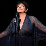Liza Minnelli, flanquée d'une phalange de danseurs, surprend le public aux GLAAD Media Awards
