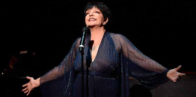 Liza Minnelli, flanquée d'une phalange de danseurs, surprend le public aux GLAAD Media Awards