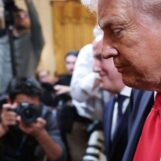 Les Républicains sont furieux après que Trump semble assouplir sa position sur les soins aux trans