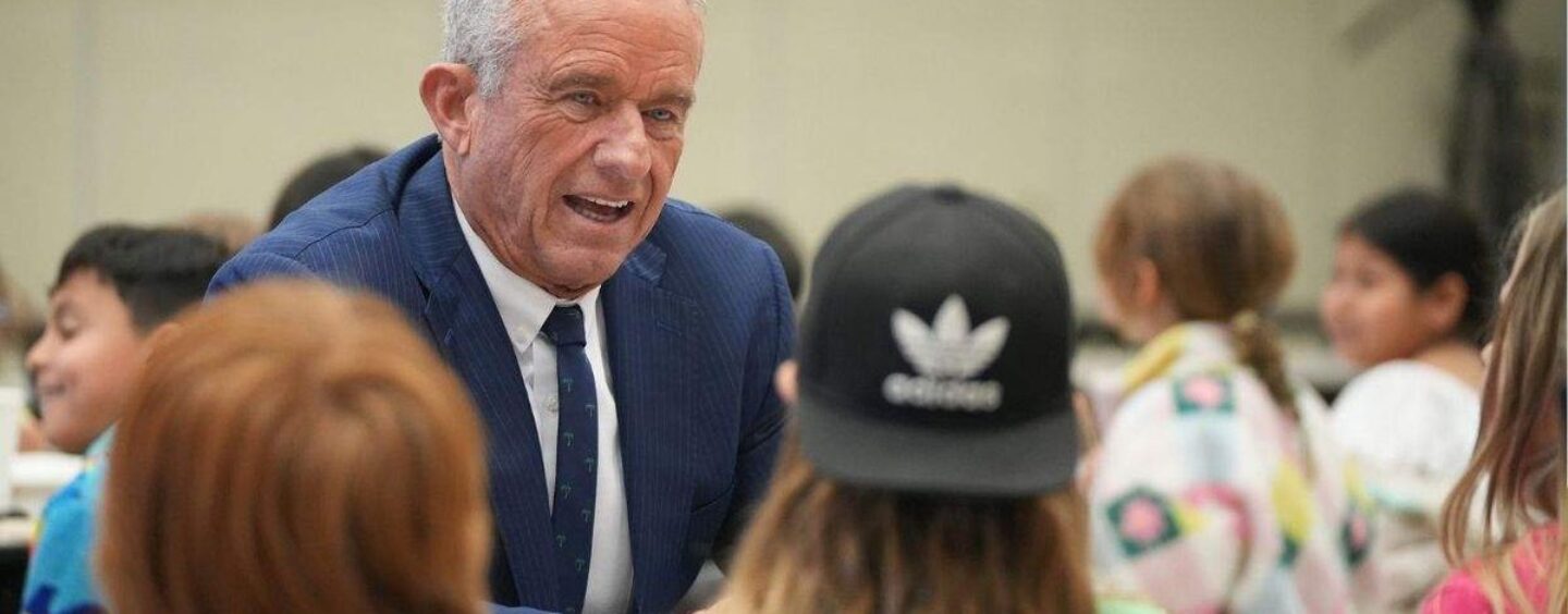 Le HHS de RFK Jr. propose de supprimer les protections pour les enfants LGBTQ+ placés en famille d'accueil