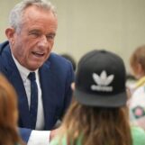 Le HHS de RFK Jr. propose de supprimer les protections pour les enfants LGBTQ+ placés en famille d'accueil