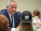 Le HHS de RFK Jr. propose de supprimer les protections pour les enfants LGBTQ+ placés en famille d'accueil