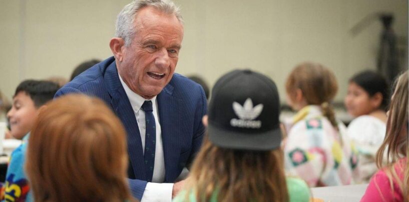 Le HHS de RFK Jr. propose de supprimer les protections pour les enfants LGBTQ+ placés en famille d'accueil