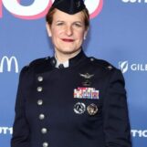 Un ancien secrétaire de l'Armée de l'Air soutient la candidature d'un colonel trans à la retraite au Congrès en Virginie