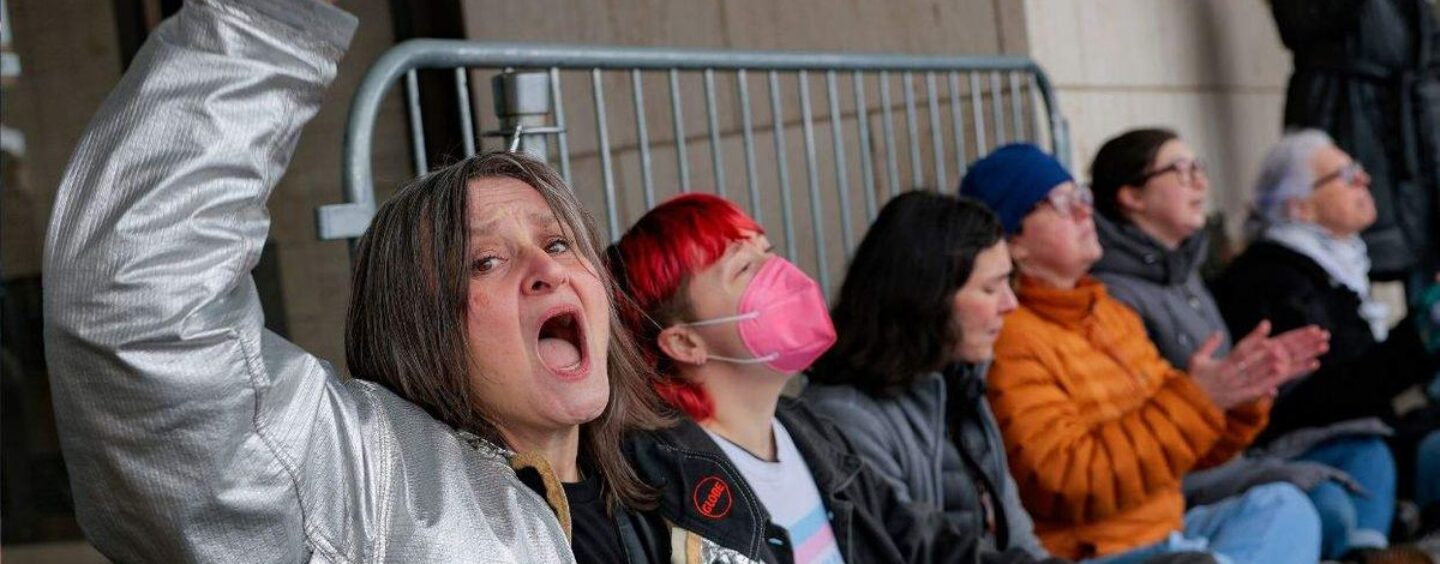 Ces mamans risquent d'être arrêtées pour protéger les soins d'affirmation de genre destinés aux jeunes trans