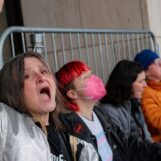 Ces mamans risquent d'être arrêtées pour protéger les soins d'affirmation de genre destinés aux jeunes trans