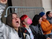 Ces mamans risquent d'être arrêtées pour protéger les soins d'affirmation de genre destinés aux jeunes trans