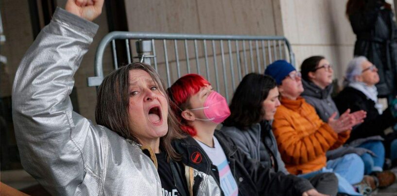 Ces mamans risquent d'être arrêtées pour protéger les soins d'affirmation de genre destinés aux jeunes trans