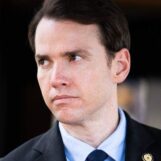 Mike Johnson perd un autre républicain alors que le membre du Congrès californien se retire du GOP