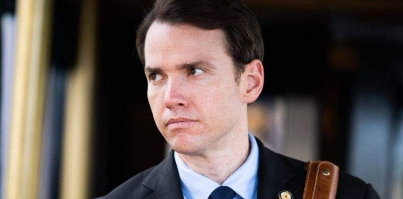 Mike Johnson perd un autre républicain alors que le membre du Congrès californien se retire du GOP