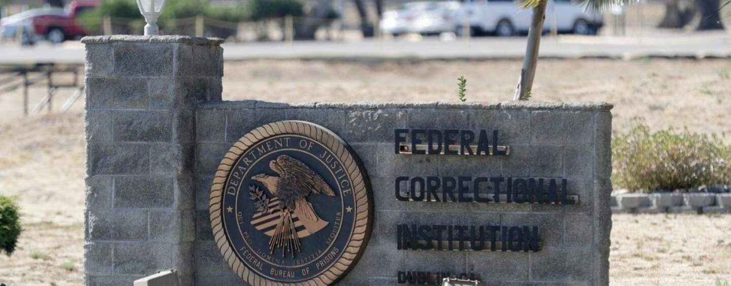 Trump vient de mettre en place une politique pénitentiaire anti-trans cruelle que les médecins qualifient de « dangereuse »