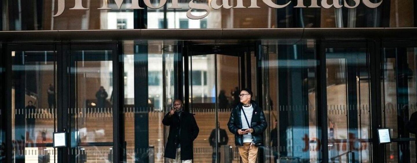 Un courtier bisexuel texan affirme que JPMorgan Chase l'a forcé à participer à une campagne marketing LGBTQ+