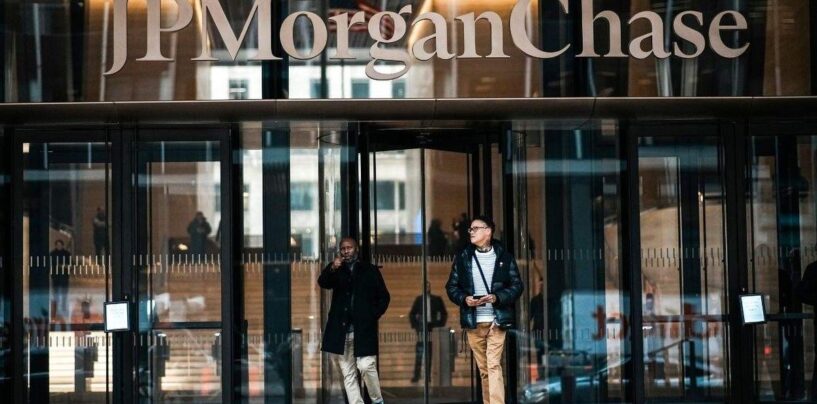 Un courtier bisexuel texan affirme que JPMorgan Chase l'a forcé à participer à une campagne marketing LGBTQ+