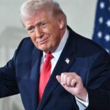 Pourquoi Donald Trump est-il obsédé par l'idée d'offrir des chaussures pour hommes à 145 $ ?