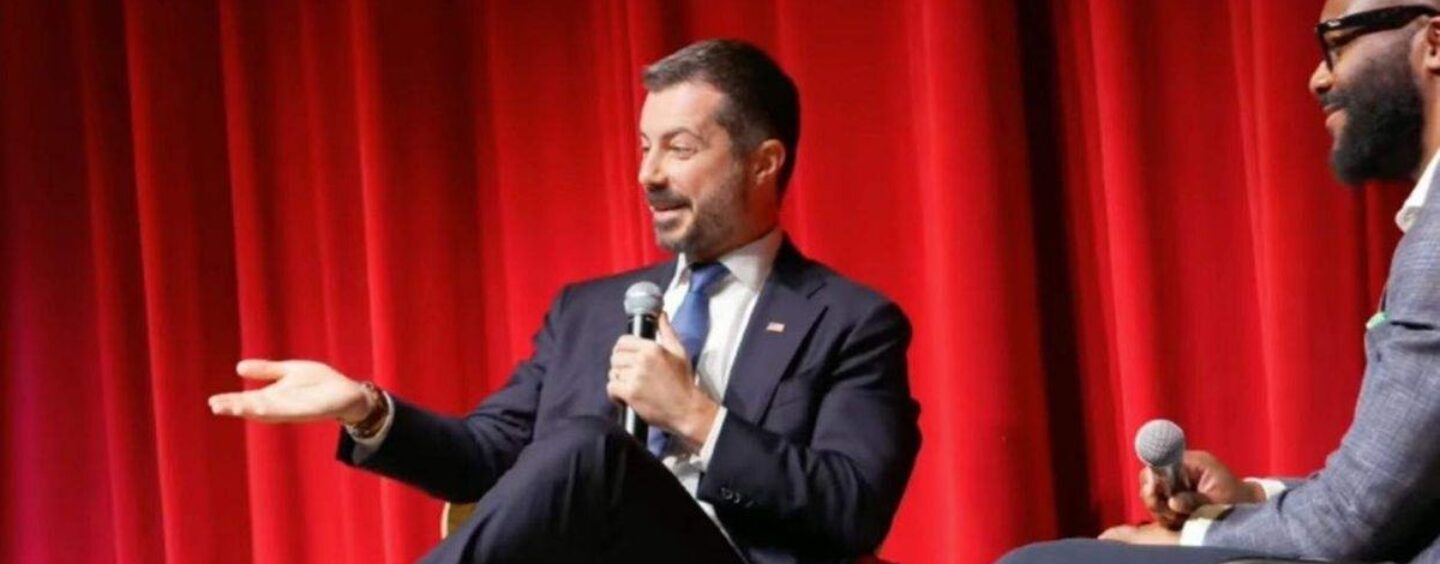 Pete Buttigieg se moque de la comparution payante de Trump à la Maison Blanche en Alabama avec le maire de Birmingham