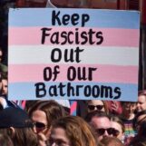 Un juge du Kansas refuse de bloquer la loi annulant les permis de conduire des résidents transgenres et les toilettes de la police