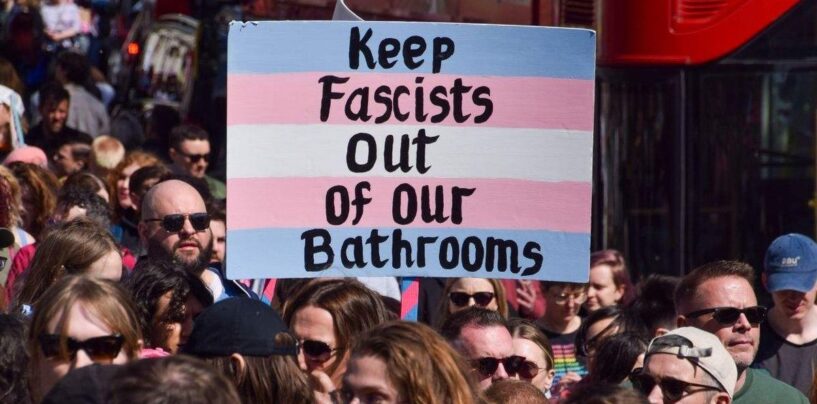 Un juge du Kansas refuse de bloquer la loi annulant les permis de conduire des résidents transgenres et les toilettes de la police