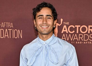 Michael Cimino se déshabille et chante torse nu lors d'un spectacle sexy dans une discothèque gay.