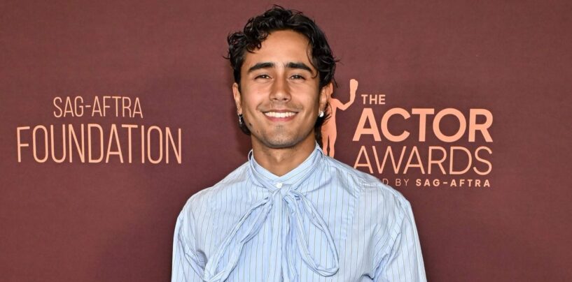 Michael Cimino se déshabille et chante torse nu lors d'un spectacle sexy dans une discothèque gay.