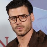 François Arnaud porte des slips blancs moulants dans un nouveau magazine sexy