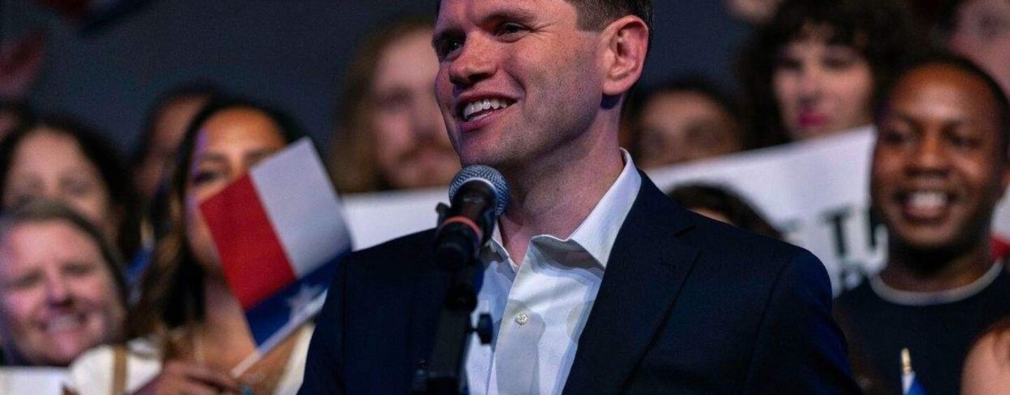 L'épingle arc-en-ciel de la fierté que James Talarico m'a encouragé à porter