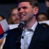 L'épingle arc-en-ciel de la fierté que James Talarico m'a encouragé à porter