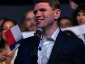 L'épingle arc-en-ciel de la fierté que James Talarico m'a encouragé à porter