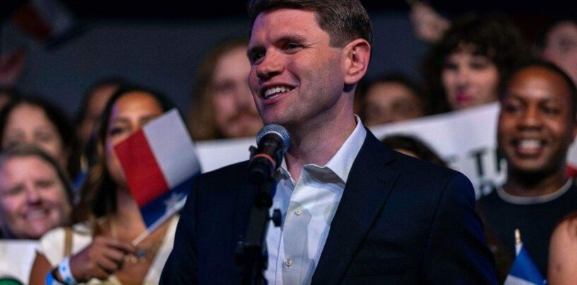 L'épingle arc-en-ciel de la fierté que James Talarico m'a encouragé à porter