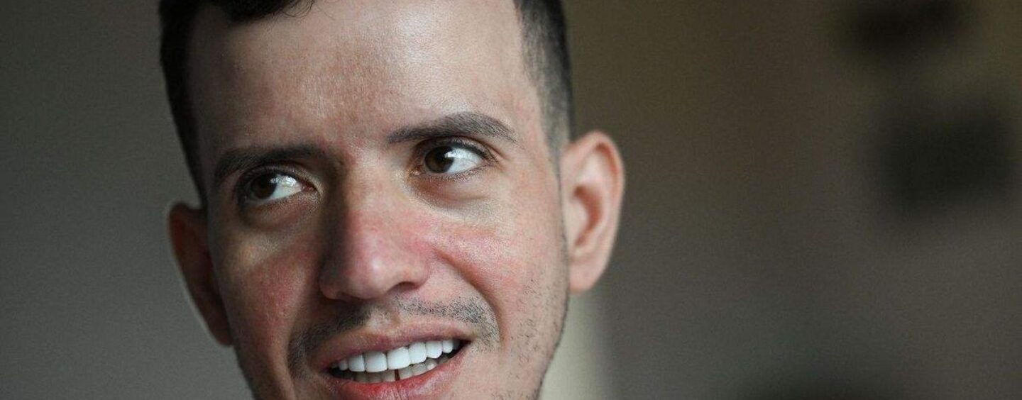 Un demandeur d’asile gay dépose une demande de dommages et intérêts suite aux expulsions de Trump vers la prison de torture du CECOT