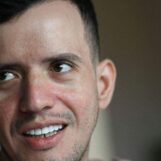 Un demandeur d’asile gay dépose une demande de dommages et intérêts suite aux expulsions de Trump vers la prison de torture du CECOT